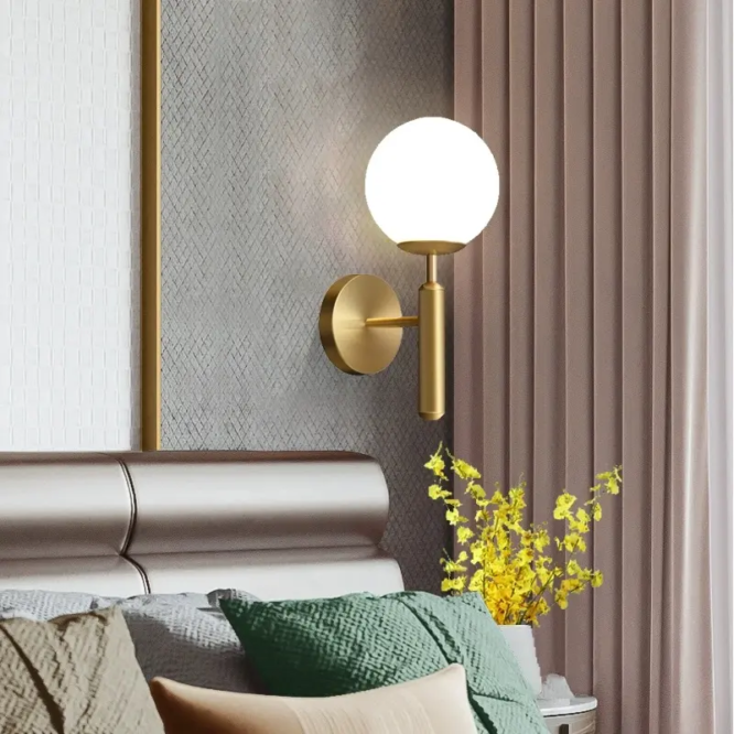 Aplică de perete Gold Sphere, glob sticlă albă, design modern vertical, soclu E27, 32×15 cm - imagine 2
