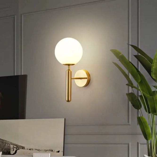 Aplică de perete Gold Sphere, glob sticlă albă, design modern vertical, soclu E27, 32×15 cm - imagine 3